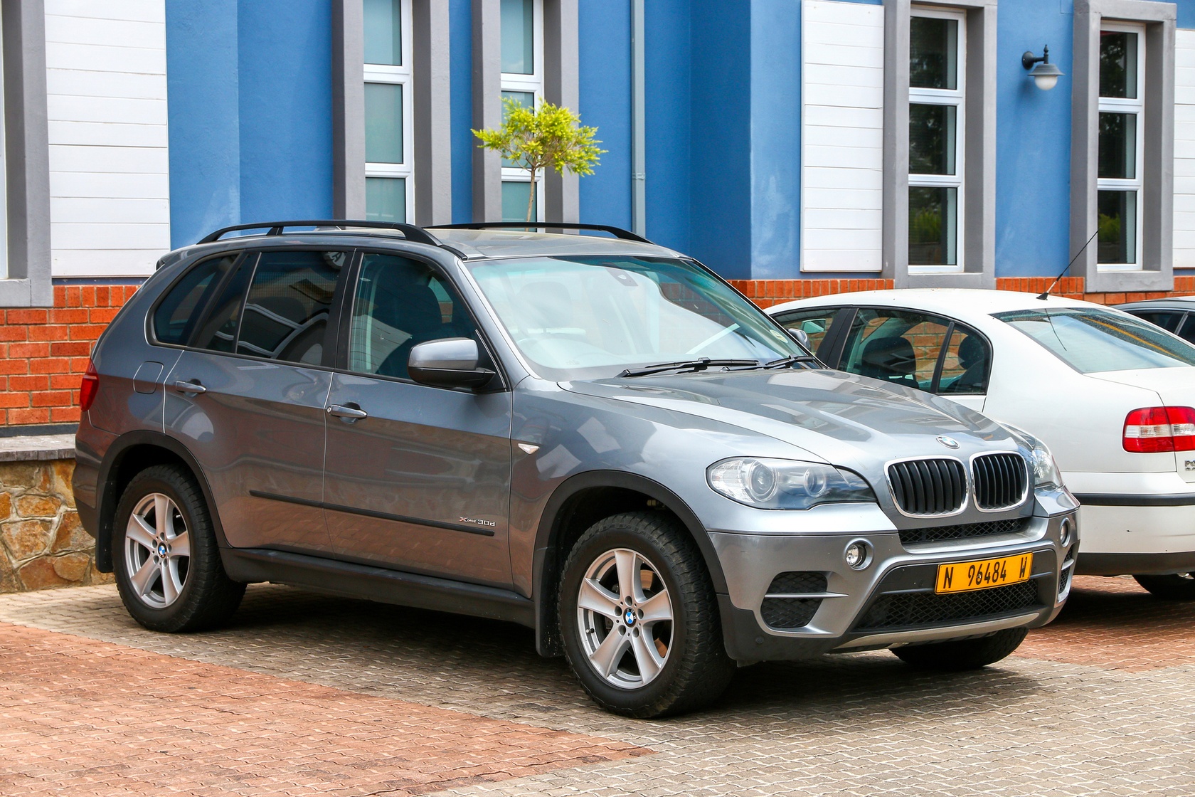 Srebrne BMW X5 E70 na parkingu