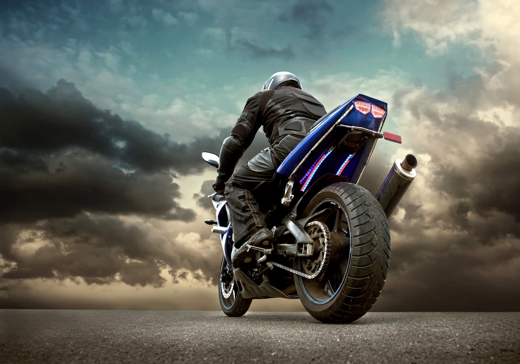 Motocyklista na motocyklu