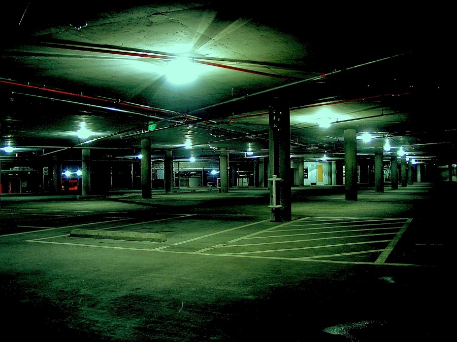 Kradzież samochodu - pusty parking