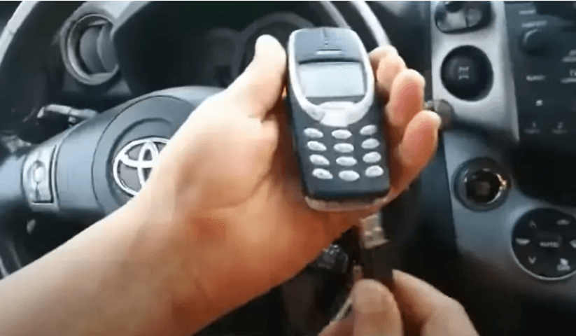 Uruchamianie Toyoty Rav4 "na Nokię 3310". Źródło: Motherboard/YouTube