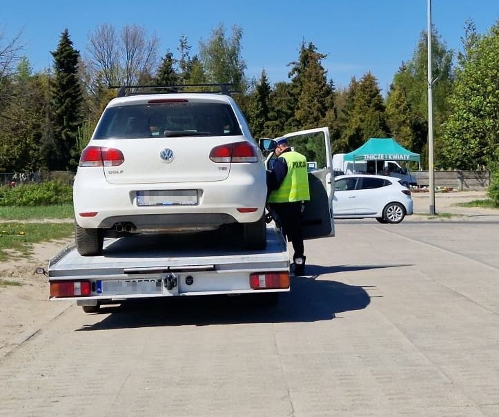 Auto w Gdańsku jechało slalomem. Za kierownicą pojazdu siedziała 92-latka. Fot KMP Gdańsk
