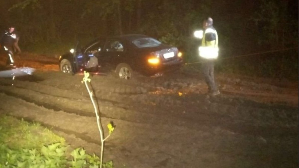 Chcieli ominąć korek. Utknęli w błocie. Fot. Policja Zamość