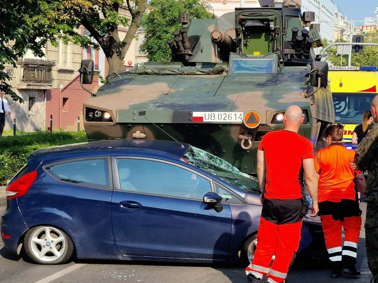 Transporter opancerzony wjechał w auto. Fot. Radek Dominiak/Twitter