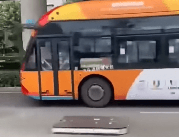 Bateria odpadła z samochodu elektrycznego. Fot. CarNewsChina/YouTube
