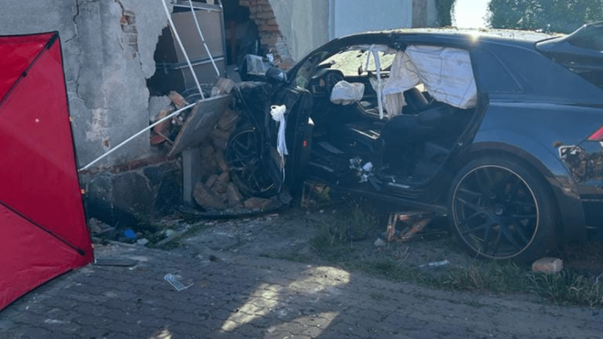 Tragiczny wypadek samochodu weselnego. Autem podróżowały dwie osoby. KP PSP w Stargardzie
