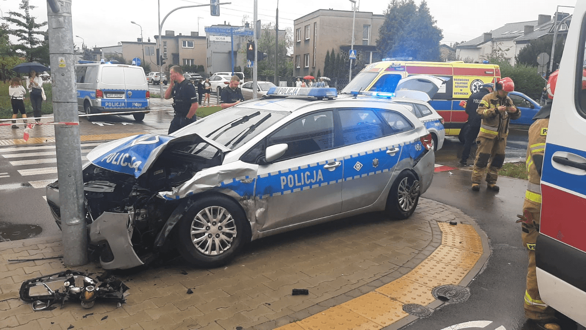 Dwóch policjantów trafiło do szpitala. Fot. KM PSP w Piekarach Śląskich