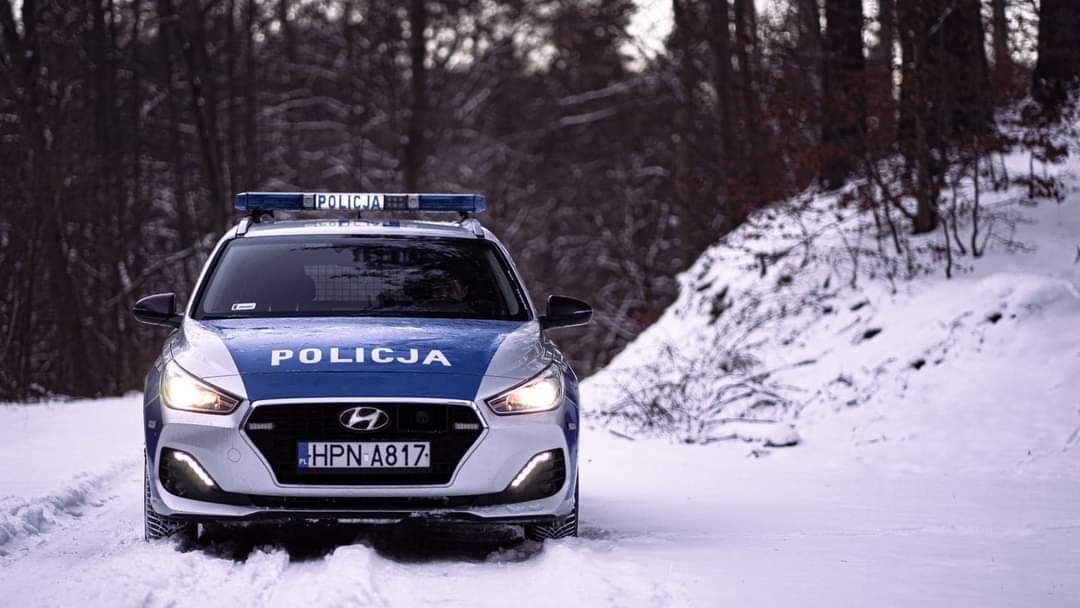 16-letni kierujący spowodował kolizję z radiowozem i posiadał narkotyki. Fot. Pomorska Policja/X