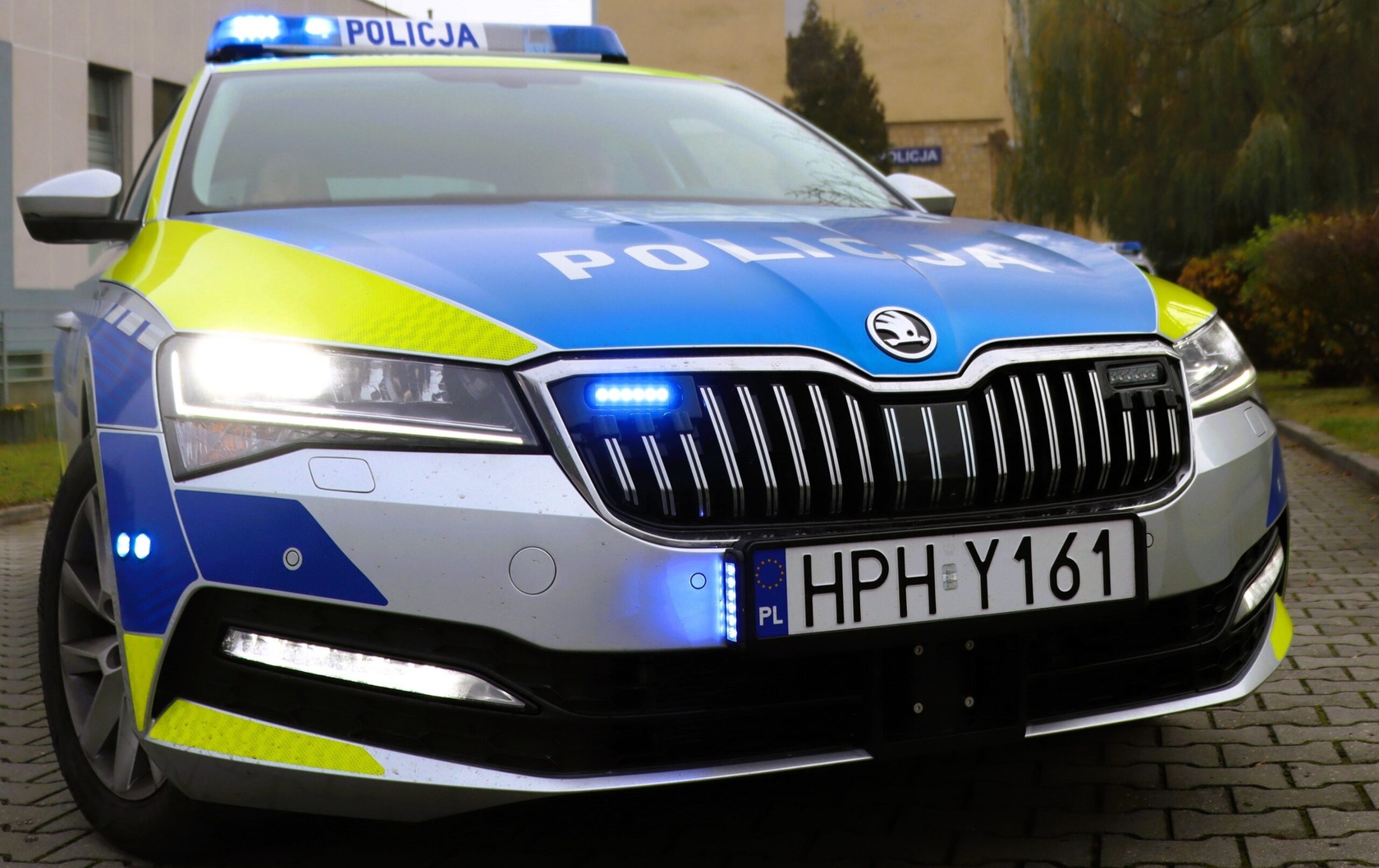Tir zawisł na barierkach, są utrudnienia. Fot. Policja Mazowsze/X