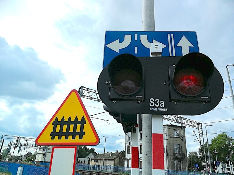 sygnalizator czerwone światło przejazd kolejowy