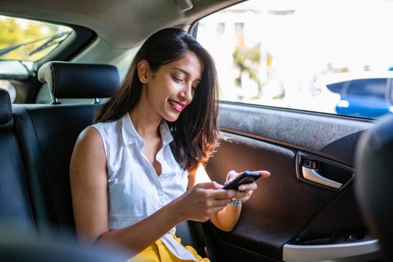 pasażer kobieta taxi bez pasów