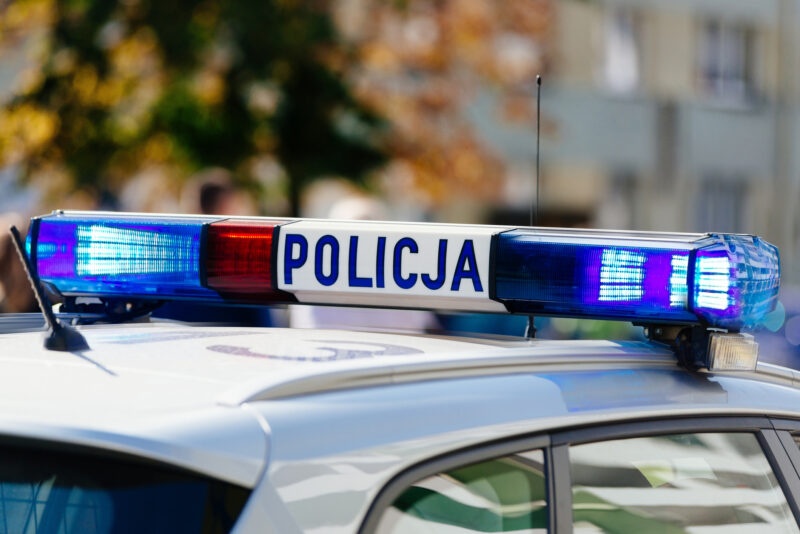 policja pojazd uprzywilejowany niebieskie sygnały