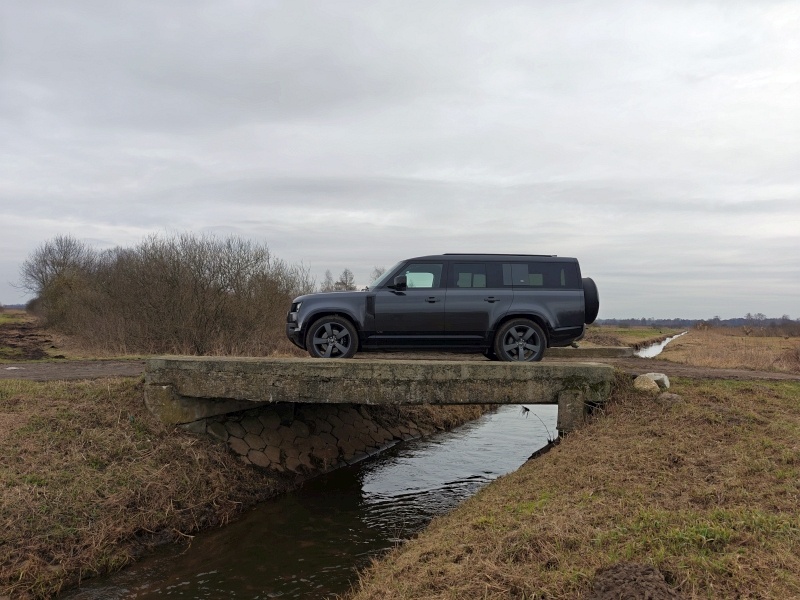 Land Rover Defender 130 V8 - bok
