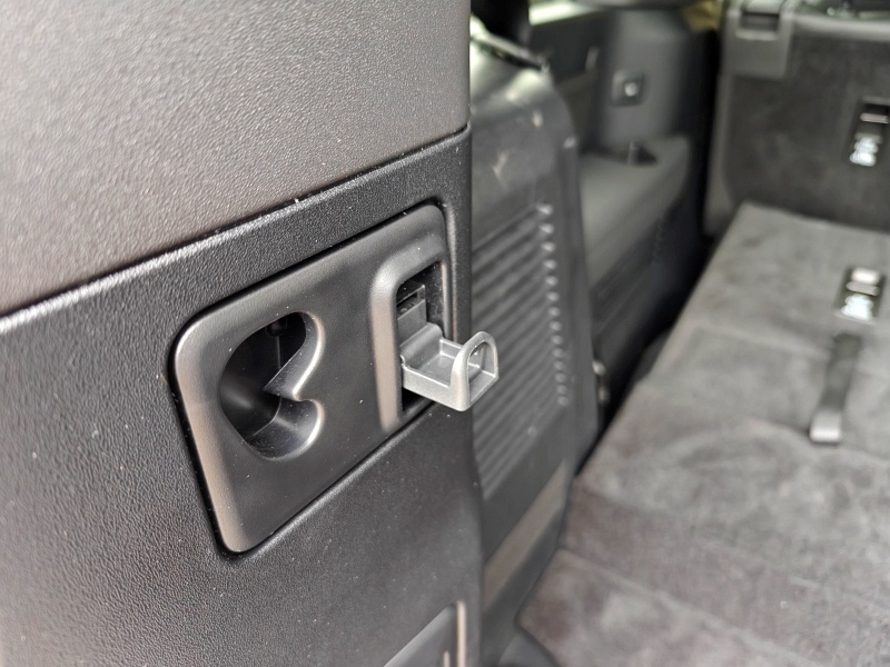 Land Rover Defender 130 V8 - uchwyt na torby
