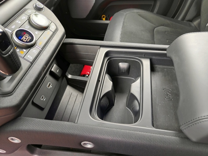 Land Rover Defender 130 V8 - wnęki na kubki