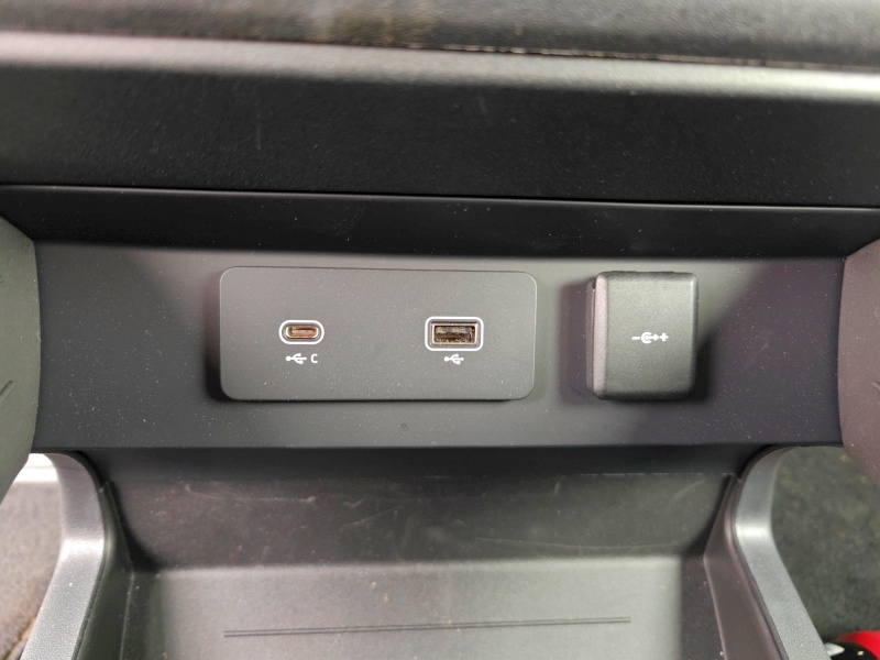 Land Rover Defender 130 V8 - USB