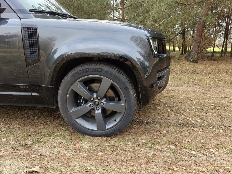 Land Rover Defender 130 V8 - prześwit