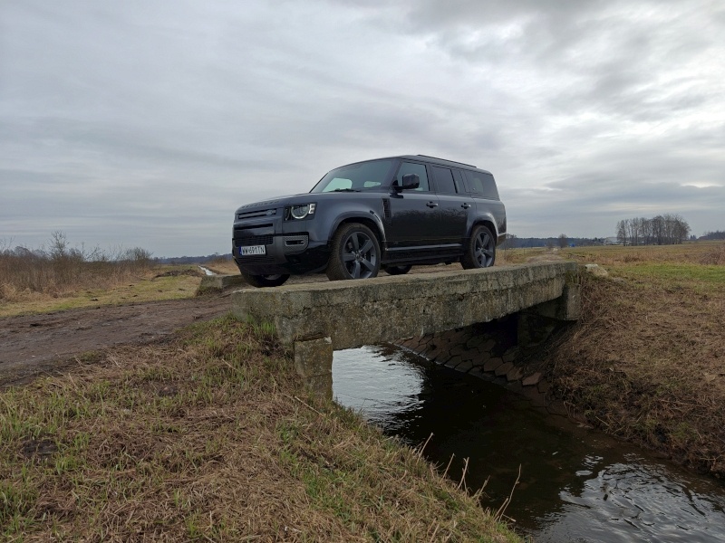 Land Rover Defender 130 V8 - przód