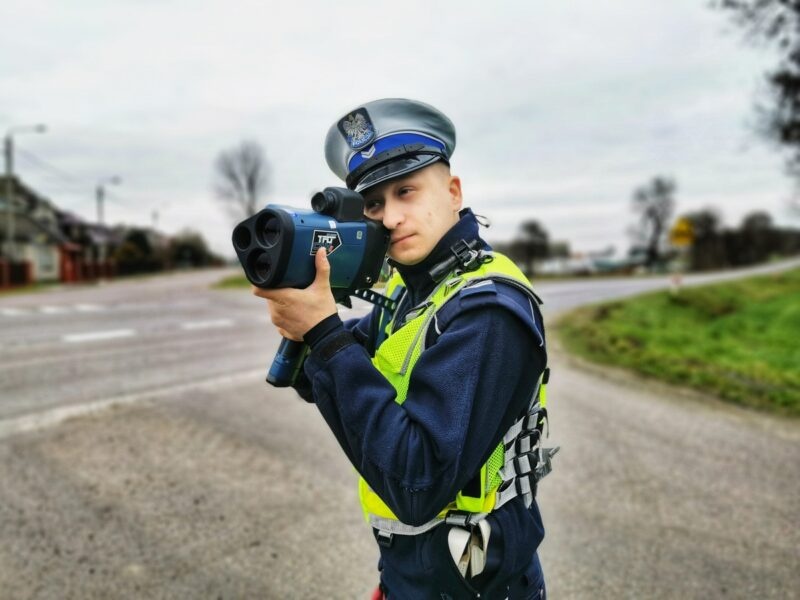 policjant pomiar prędkości miernik laserowy TRUCAM