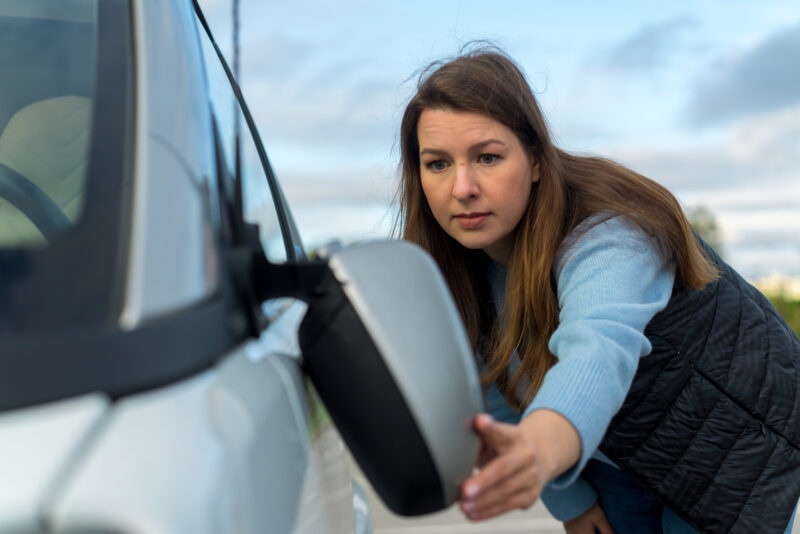 brak sprawcy uszkodzone auto lusterko kobieta kierowca