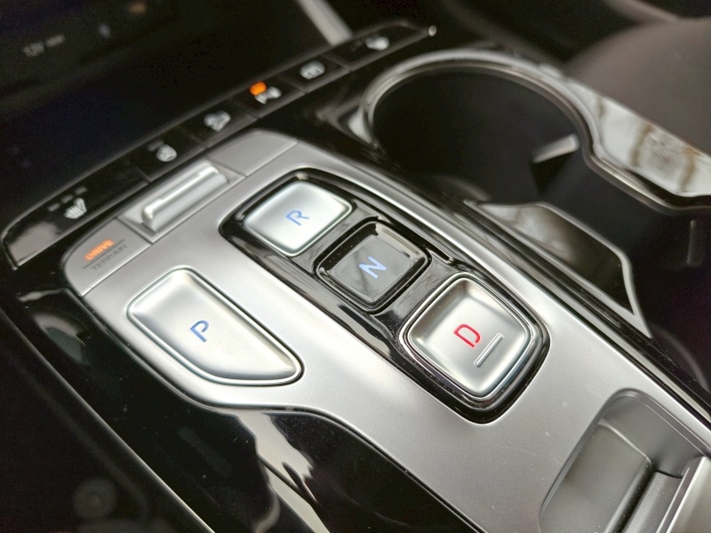 2023 Hyundai Tucson HEV - przyciski automatu