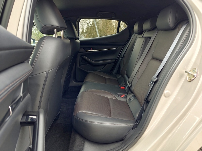 2024 Mazda 3 e-Skyactiv-X - kanapa