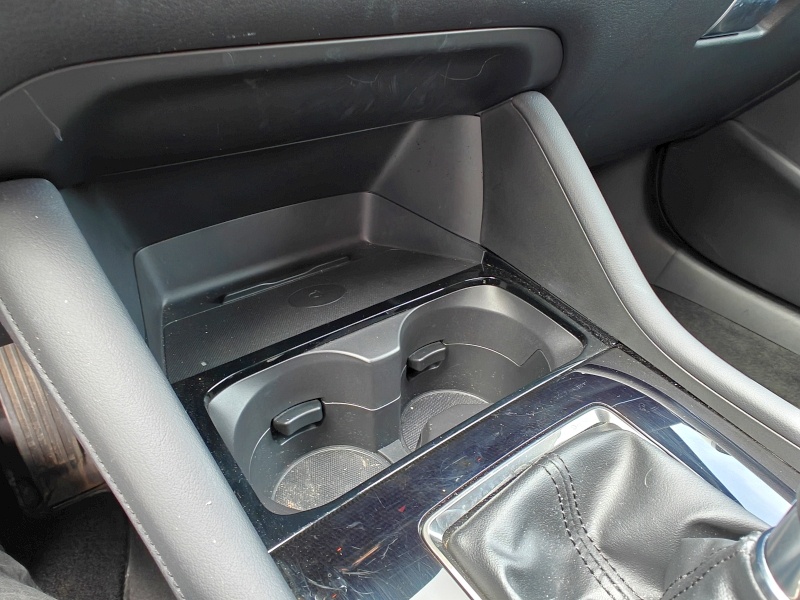 2024 Mazda 3 e-Skyactiv-X - wnęki