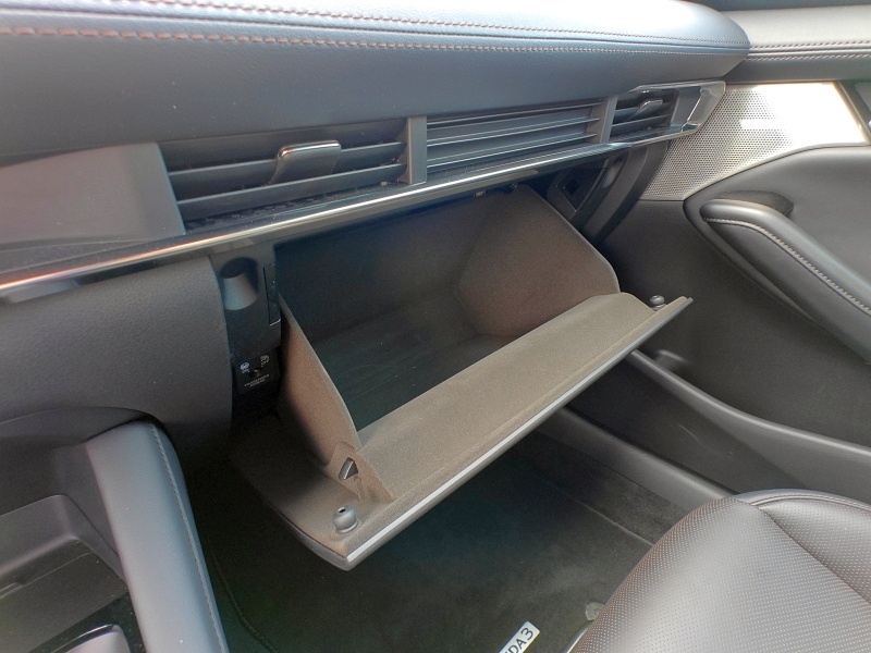 2024 Mazda 3 e-Skyactiv-X - schowek