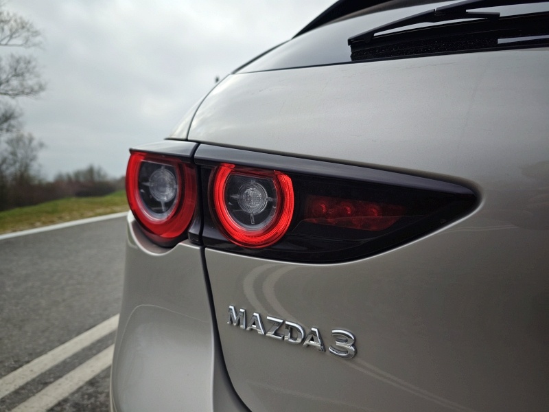 2024 Mazda 3 e-Skyactiv-X - światła