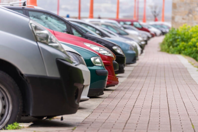 parkowanie równoległe parking miasto postój na ulicy
