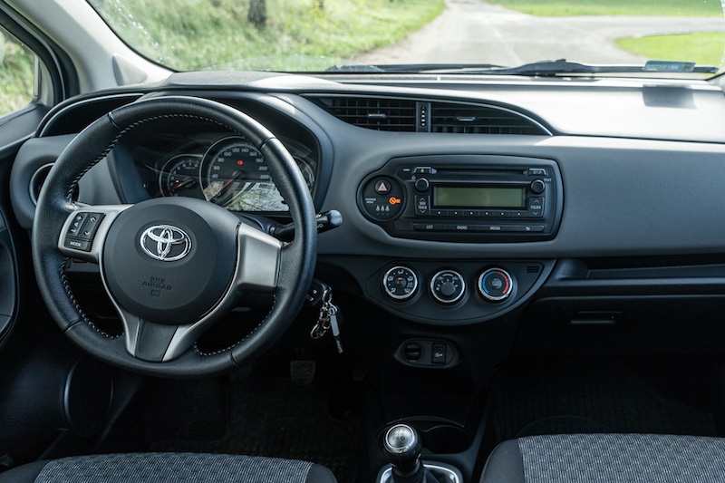 Toyota Yaris III wnętrze
