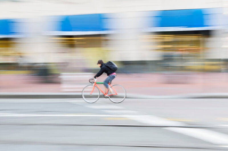 rowerzysta ścieżka obok droga