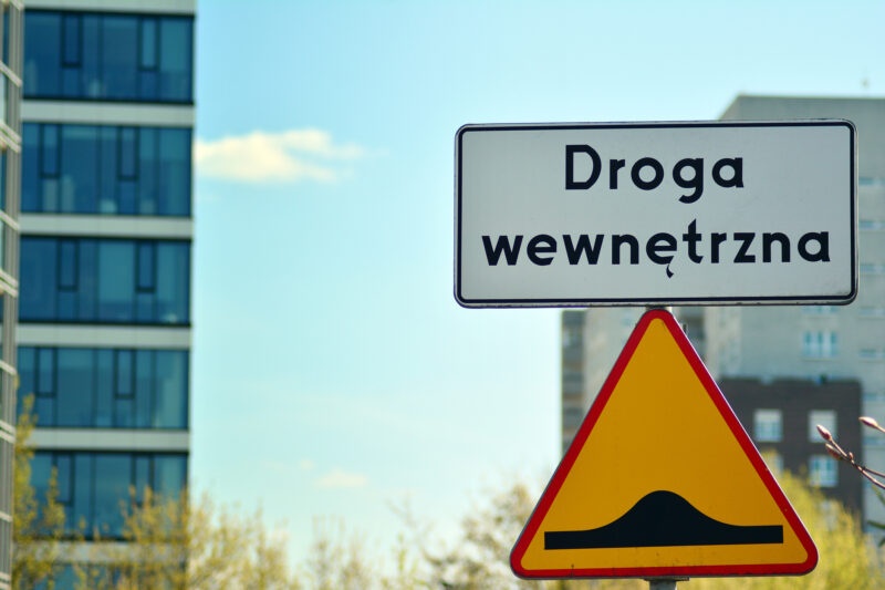 znak droga wewnętrzna próg zwalniający