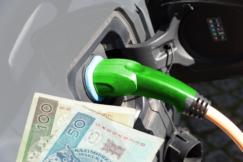 ładowarka auto elektryczne pieniądzie