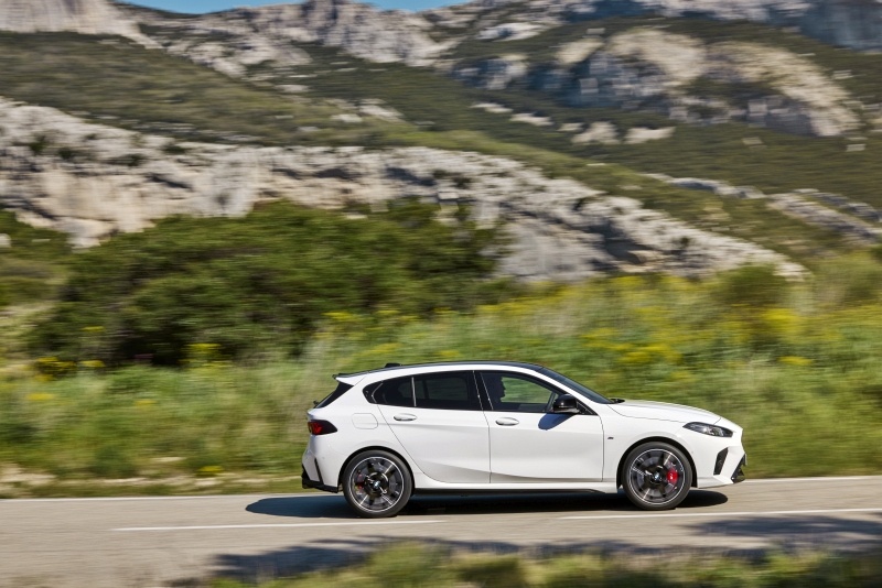 2025 BMW 1 - bok