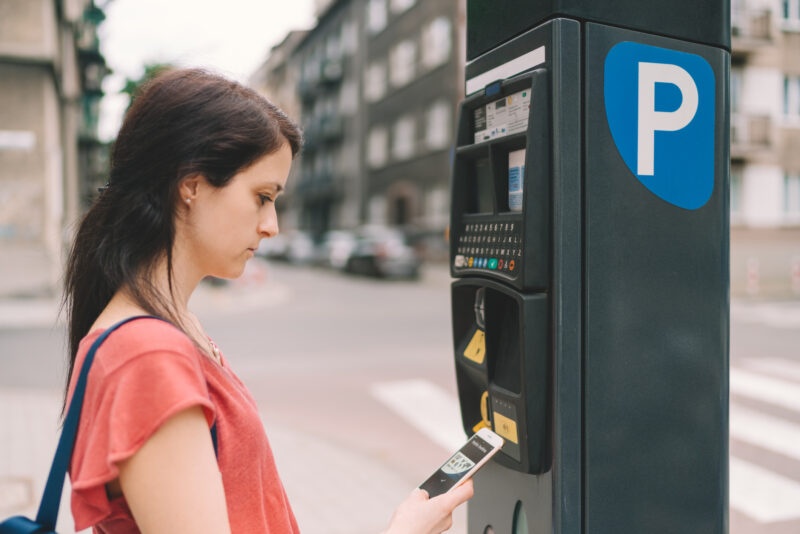 parkometr SPP kobieta opłata za postój