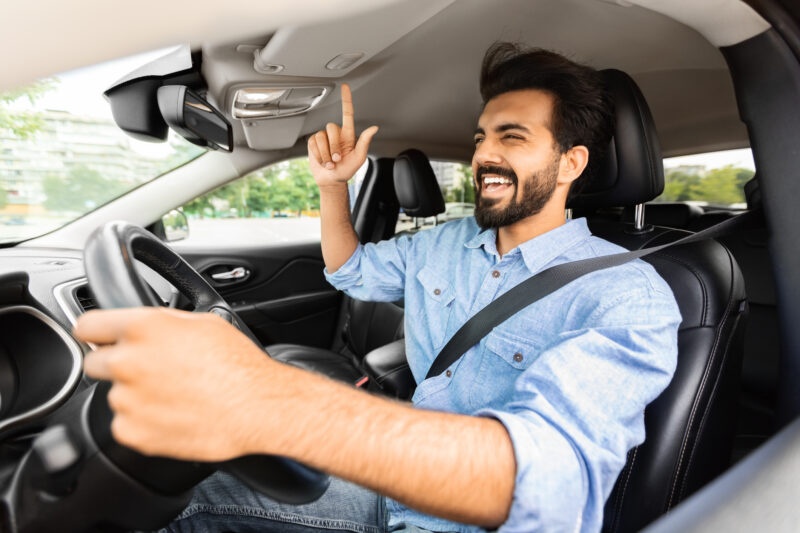 kierowca śpiewa muzyka auto