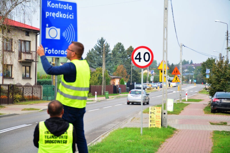 znak kontrola prędkości montaż