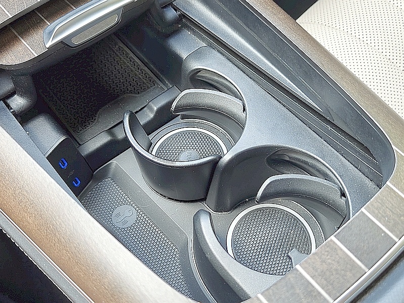 2024 Mercedes E 220 d - uchwyty na kubki