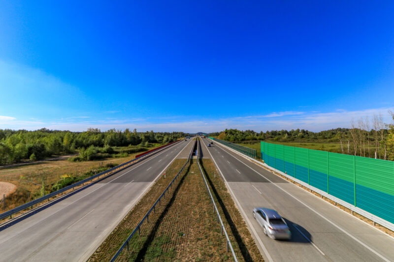 auto lewy pas ruchu autostrada