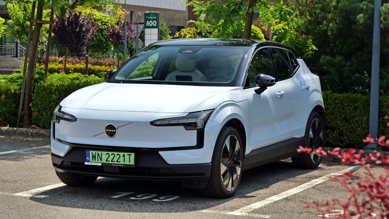 Volvo EX30 przód