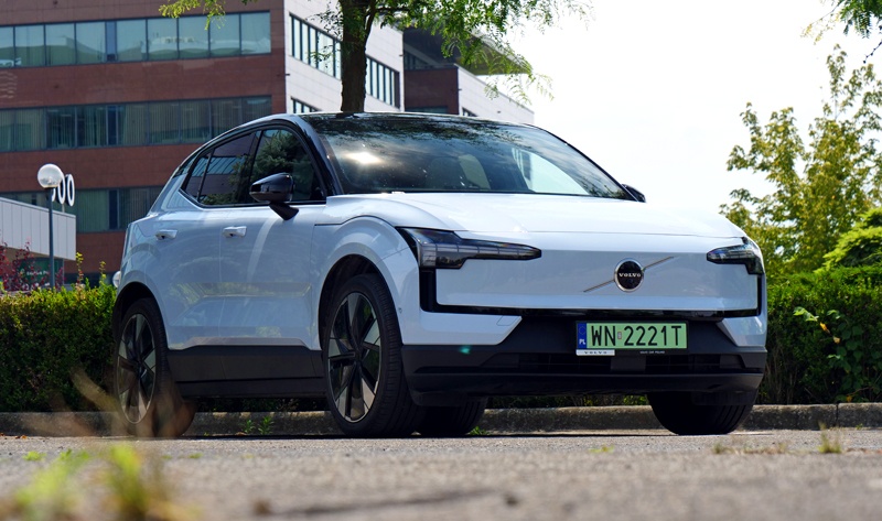 Volvo EX30 prawy przód