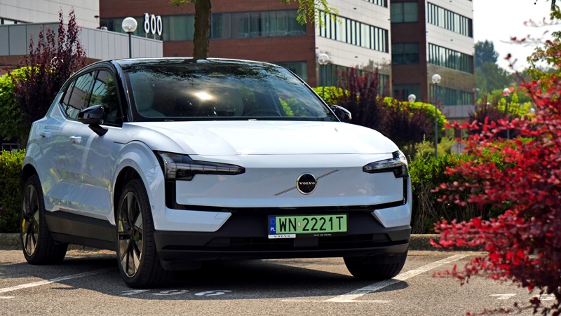 Volvo EX30 prawy przód