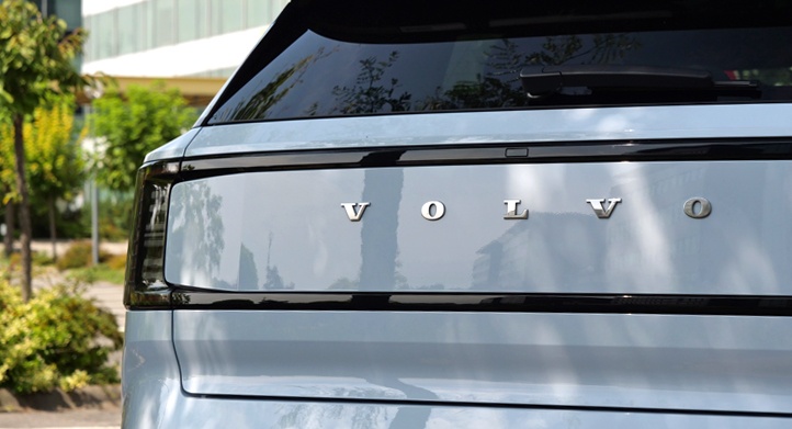 Volvo EX30 tył