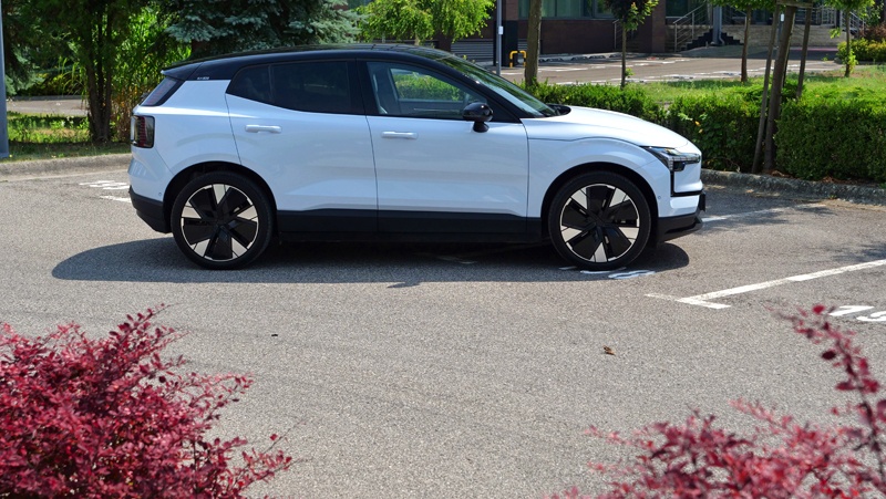 Volvo EX30 bok