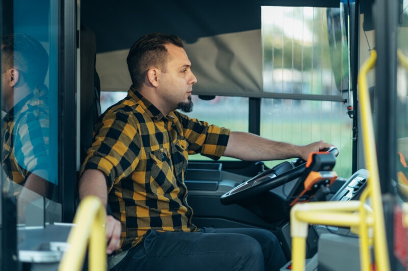 młody kierowca autobus