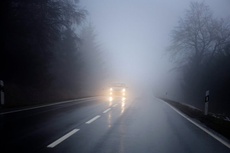 mgła ulica auto