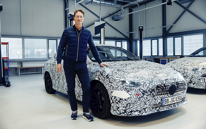2025 Mercedes CLA - przód_Kallenius