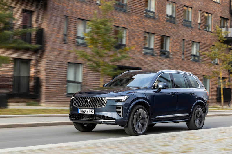 2025 Volvo XC90 B5 przód bok