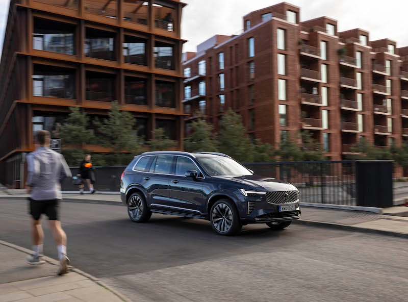 2025 Volvo XC90 B5 przód bok