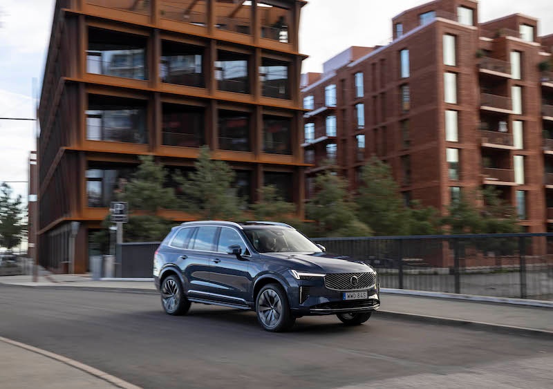 2025 Volvo XC90 B5 przód bok